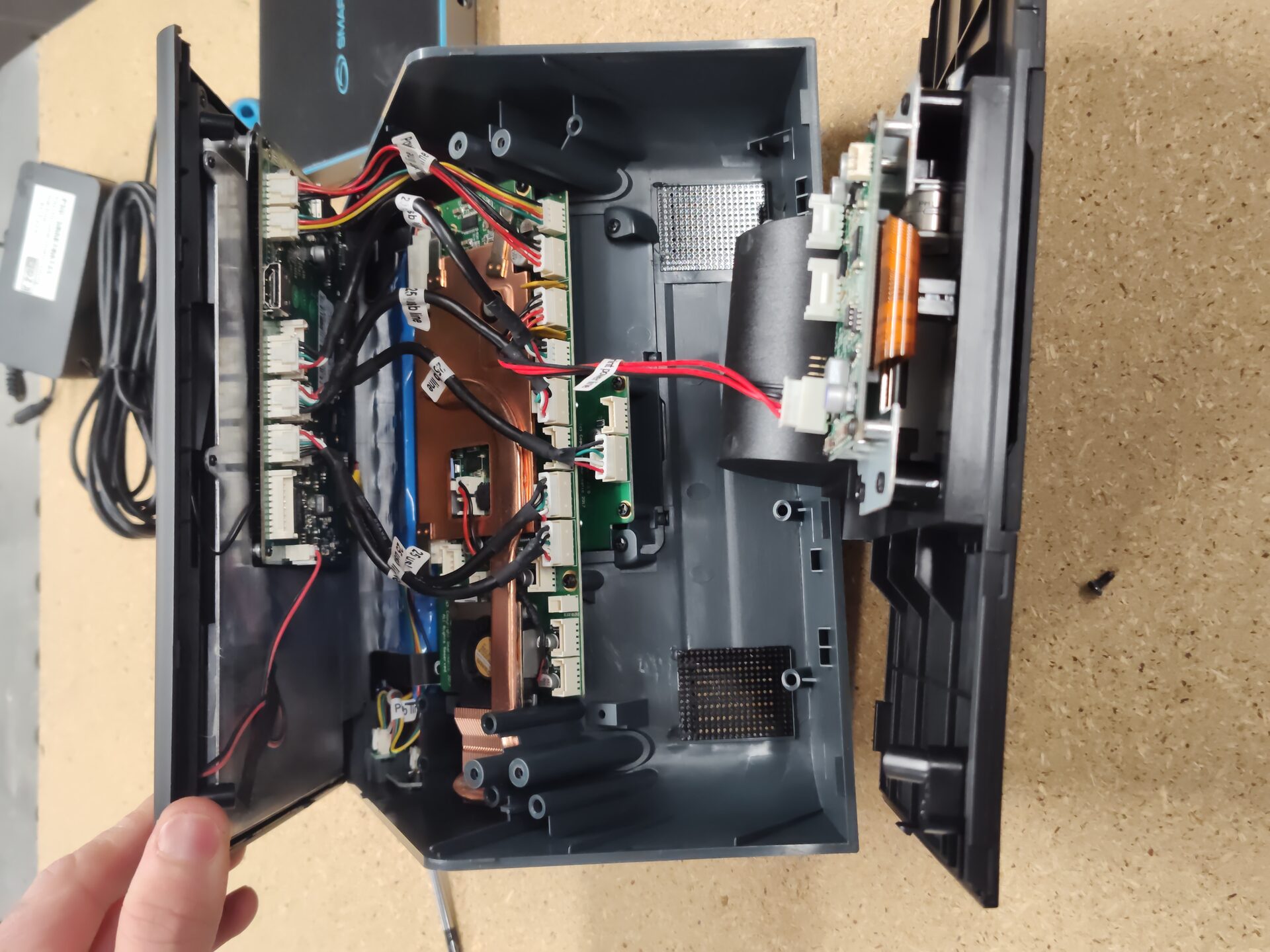By unscrewing four screws, the internal boards are exposed